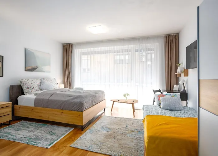 Vivid With Balcony With Free Private Parking Appartamento