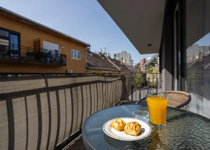 Vivid With Balcony With Free Private Parking