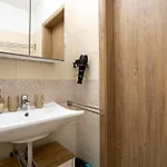 Vivid With Balcony With Free Private Parking