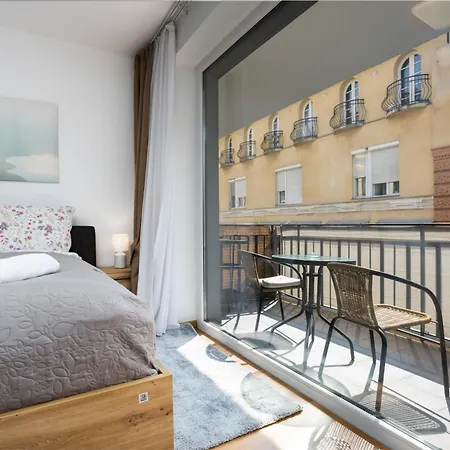 Vivid With Balcony With Free Private Parking *