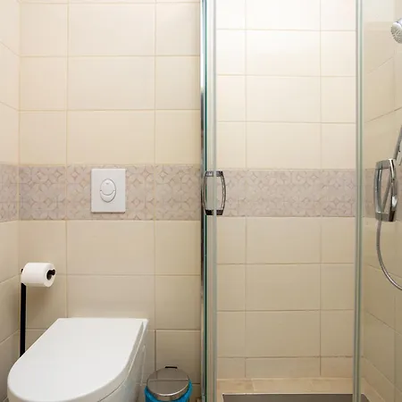 Vivid With Balcony With Free Private Parking דירה *