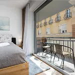 Vivid With Balcony With Free Private Parking *