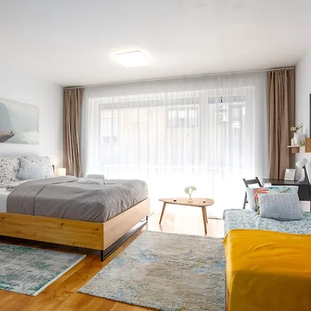 Vivid With Balcony With Free Private Parking Apartmán