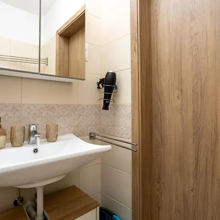 Vivid With Balcony With Free Private Parking