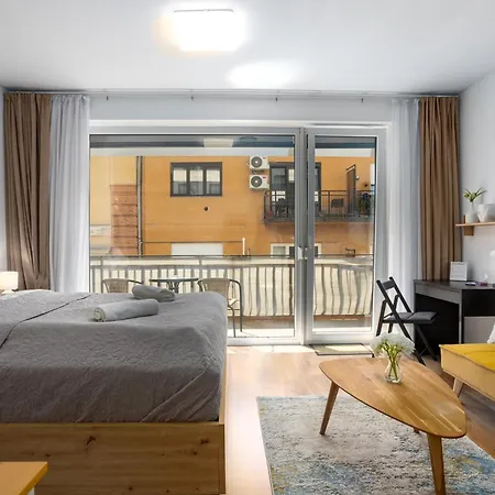 Vivid With Balcony With Free Private Parking