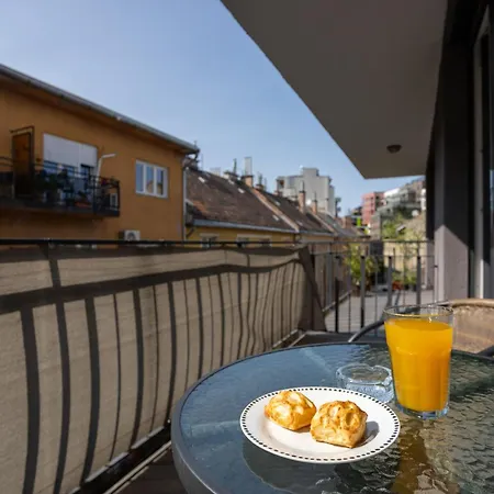 Vivid With Balcony With Free Private Parking