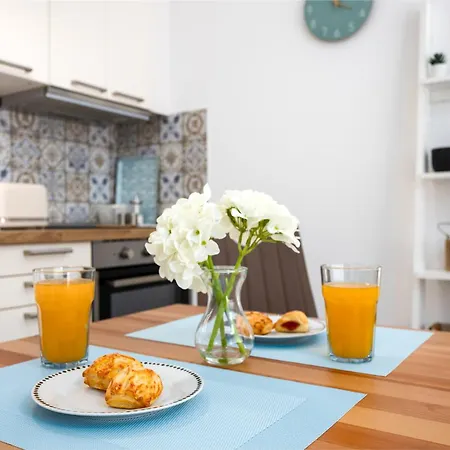 Vivid With Balcony With Free Private Parking Apartmán