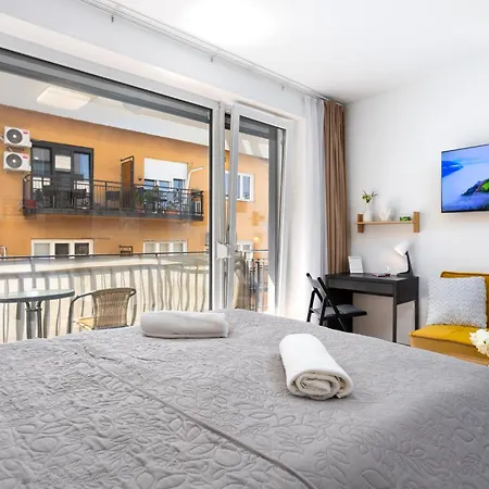 Vivid With Balcony With Free Private Parking *