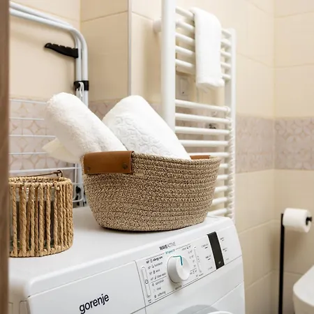 Vivid With Balcony With Free Private Parking