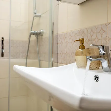 Vivid With Balcony With Free Private Parking