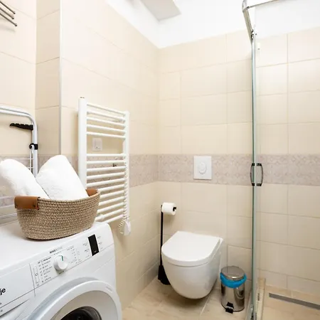 Vivid With Balcony With Free Private Parking Apartmán