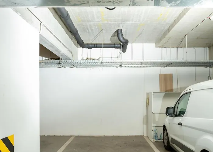 Vivid With Balcony With Free Private Parking
