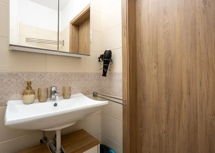 Vivid With Balcony With Free Private Parking