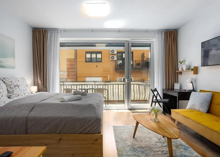 Vivid With Balcony With Free Private Parking