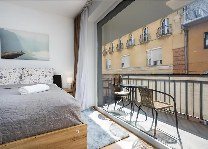 Vivid With Balcony With Free Private Parking *