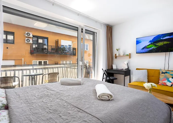 Vivid With Balcony With Free Private Parking *