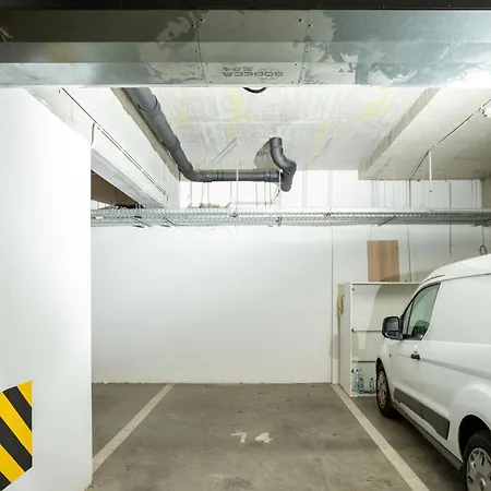 Vivid With Balcony With Free Private Parking